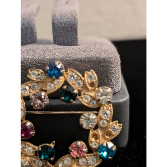 Eisenberg VTG Signed Multi Colored Rhinestone Wreath Brooch Pin Gold Tone - Picture 6 of 7